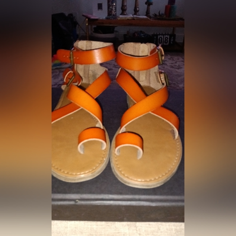 Universal thread 8 1/2 Faux Leather Strappy stylish Sandal Comfy New Wout Tags